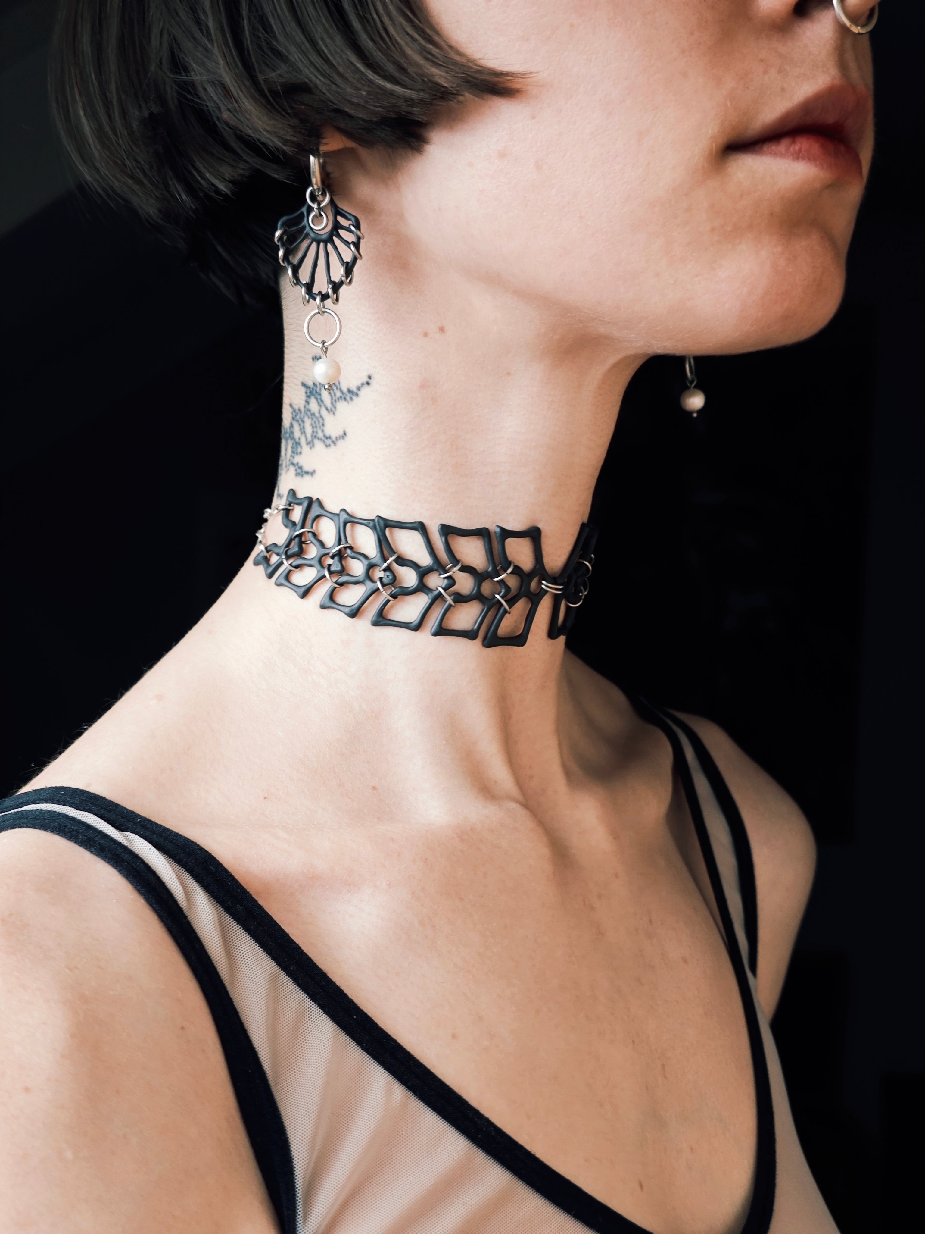 vertebrae choker
